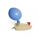 Barco de vela motorizado por un globo